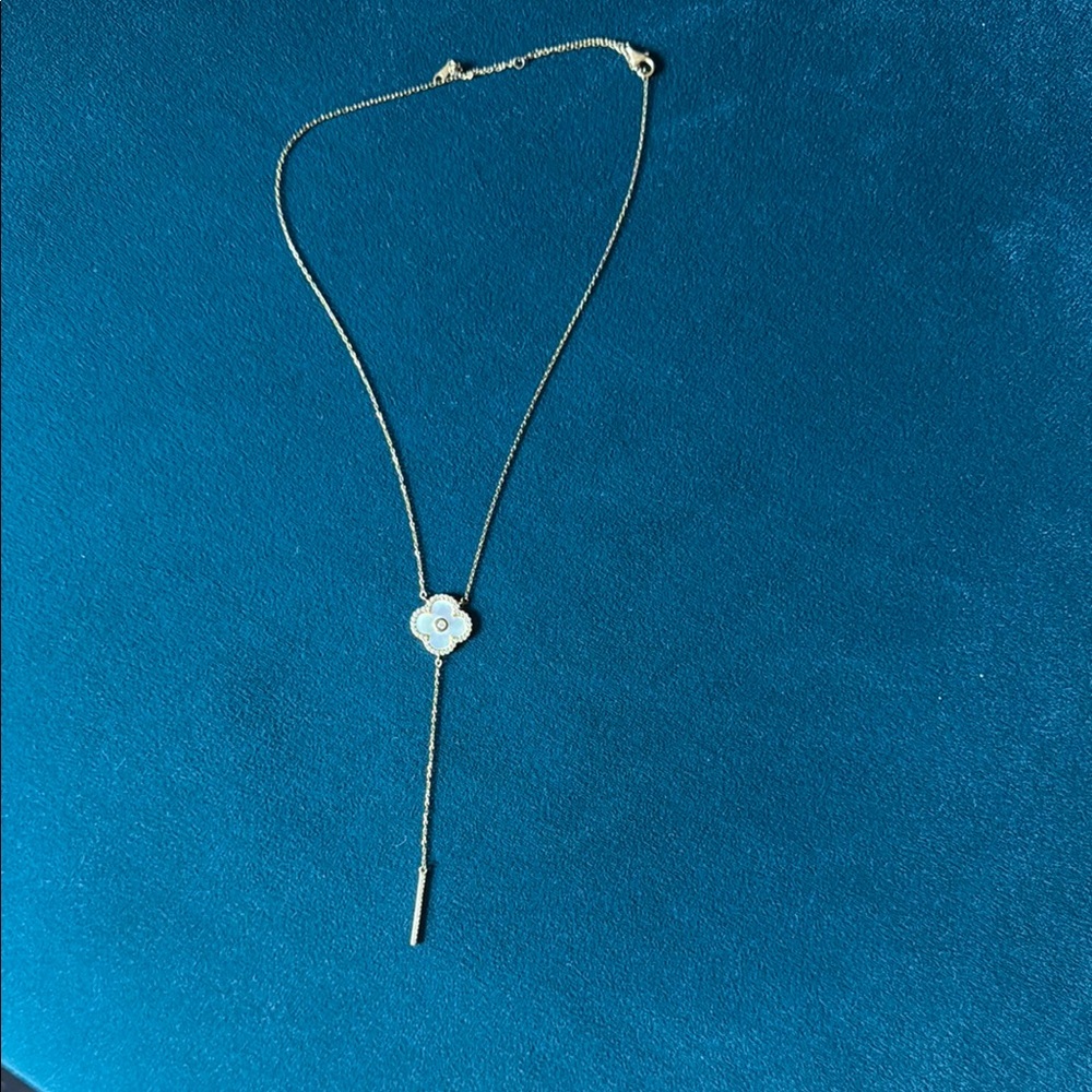 Elegant Gold Flower Pendant Necklace